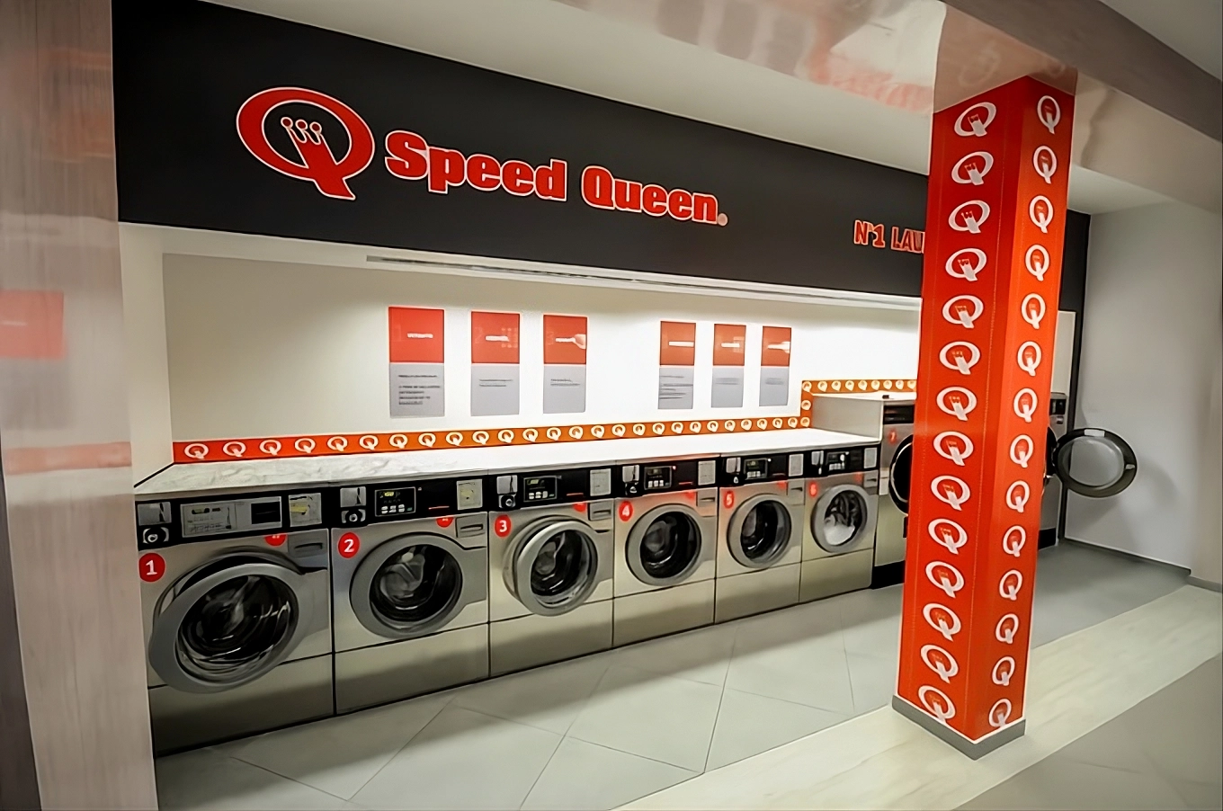 Sodobna in čista notranjost samopostrežne pralnice v Kopru